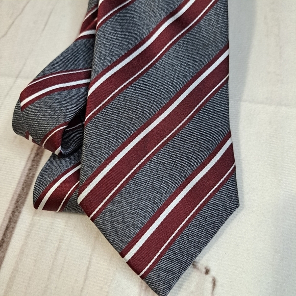 Banana Republic Gray and Red Classic SILK Tie - Picture 1 of 9